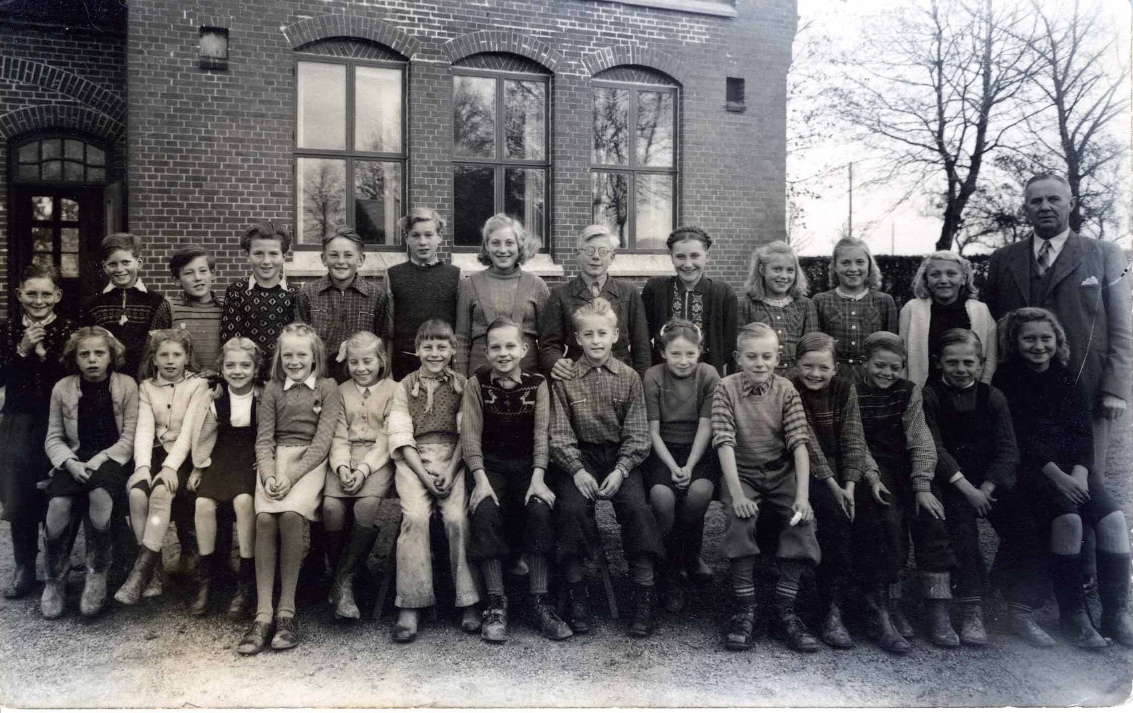 Bild 001 Maj-Britt öv rad 7e fr vä Ingrid o Edvard 5 0 6 n rad Tullstorps skola