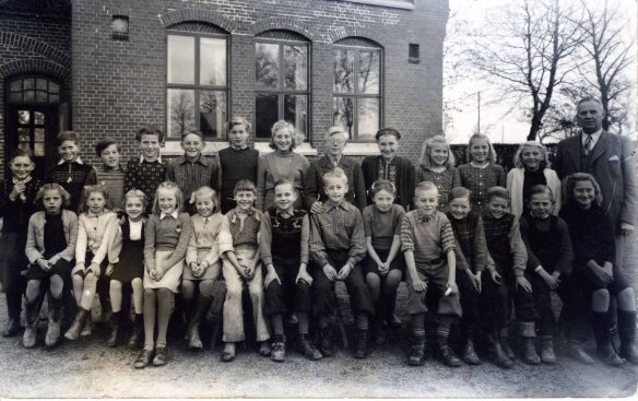 Bild 001 Maj-Britt öv rad 7e fr vä Ingrid o Edvard 5 0 6 n rad Tullstorps skola